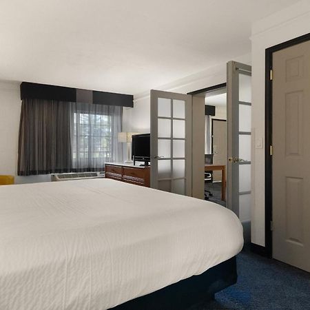 Howard Johnson By Wyndham Sacramento Downtown Экстерьер фото