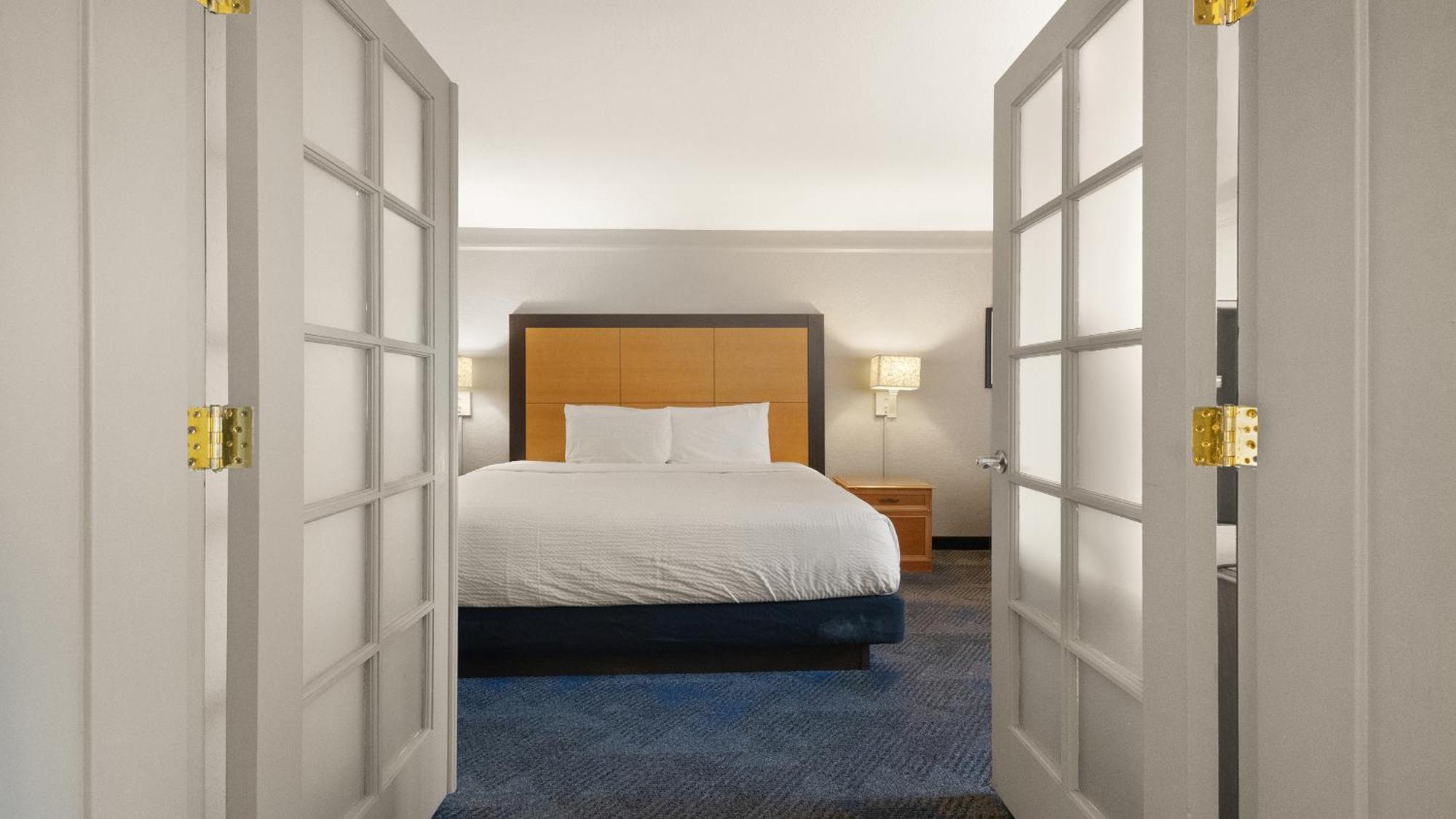 Howard Johnson By Wyndham Sacramento Downtown Экстерьер фото