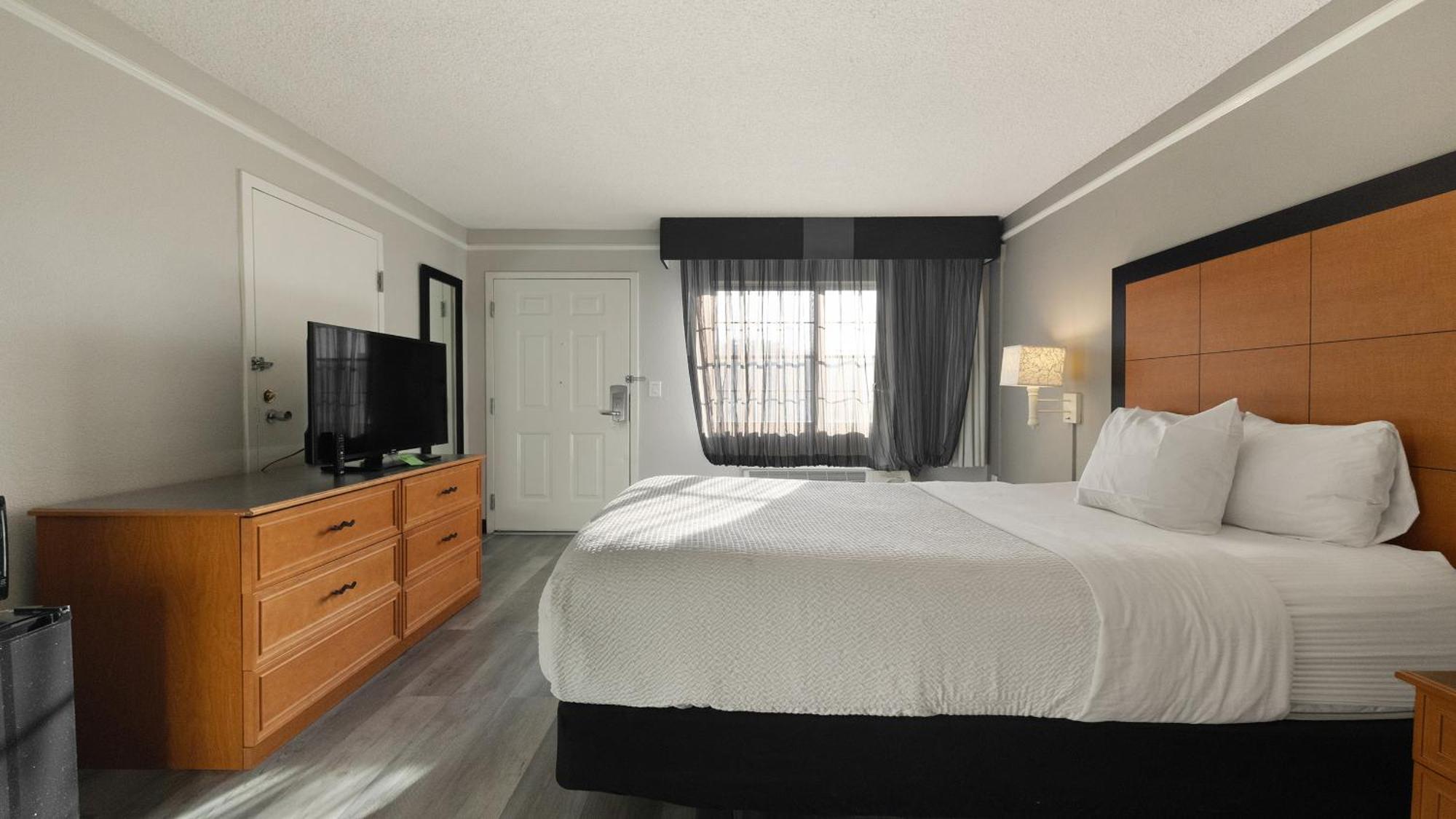 Howard Johnson By Wyndham Sacramento Downtown Экстерьер фото
