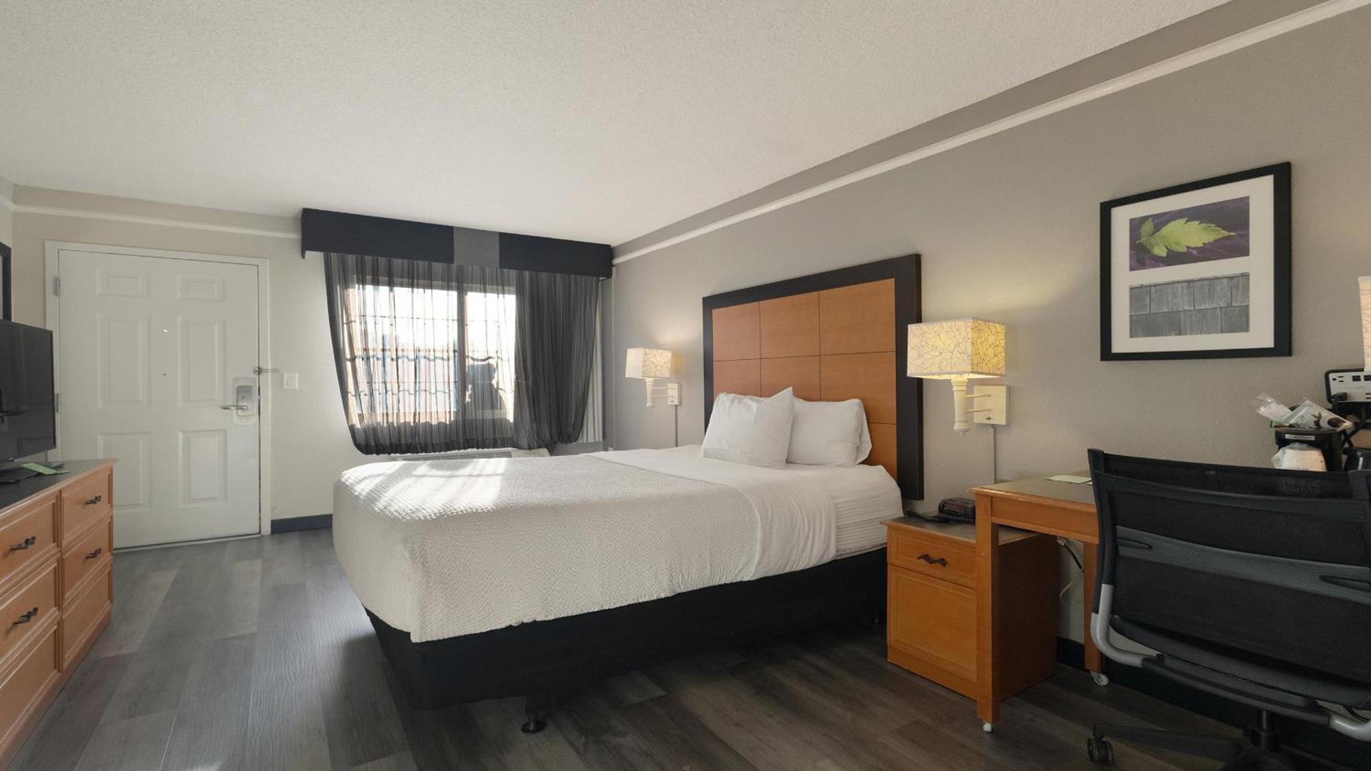 Howard Johnson By Wyndham Sacramento Downtown Экстерьер фото