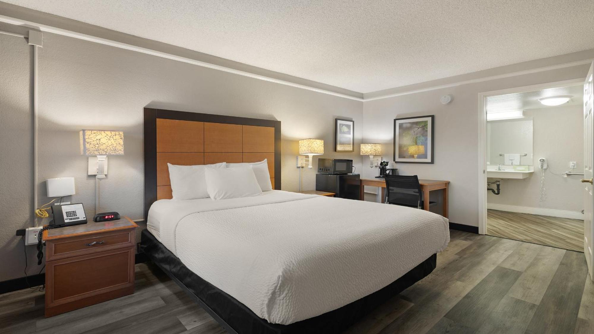 Howard Johnson By Wyndham Sacramento Downtown Экстерьер фото