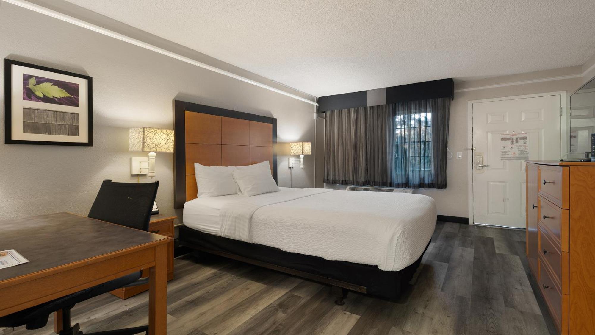 Howard Johnson By Wyndham Sacramento Downtown Экстерьер фото