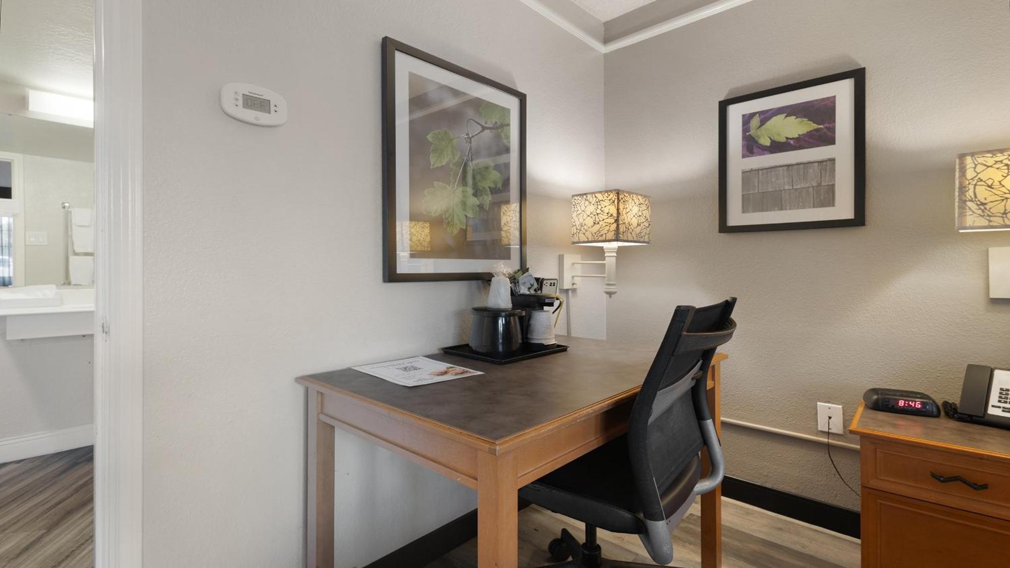 Howard Johnson By Wyndham Sacramento Downtown Экстерьер фото