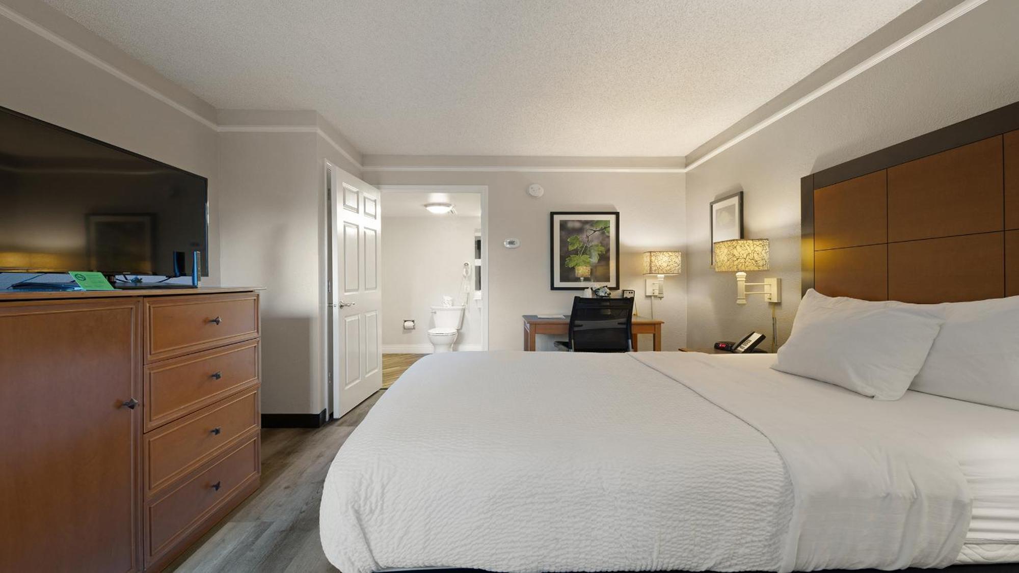 Howard Johnson By Wyndham Sacramento Downtown Экстерьер фото