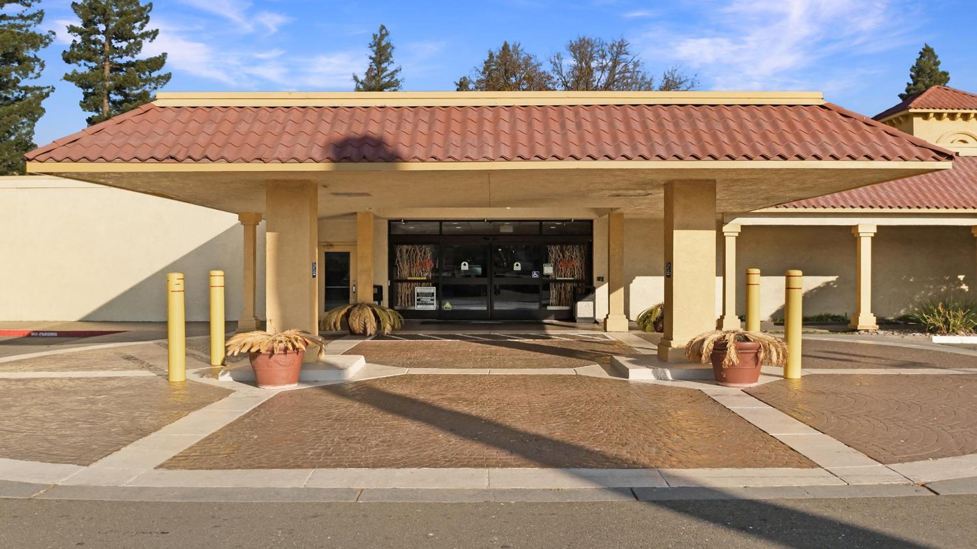 Howard Johnson By Wyndham Sacramento Downtown Экстерьер фото