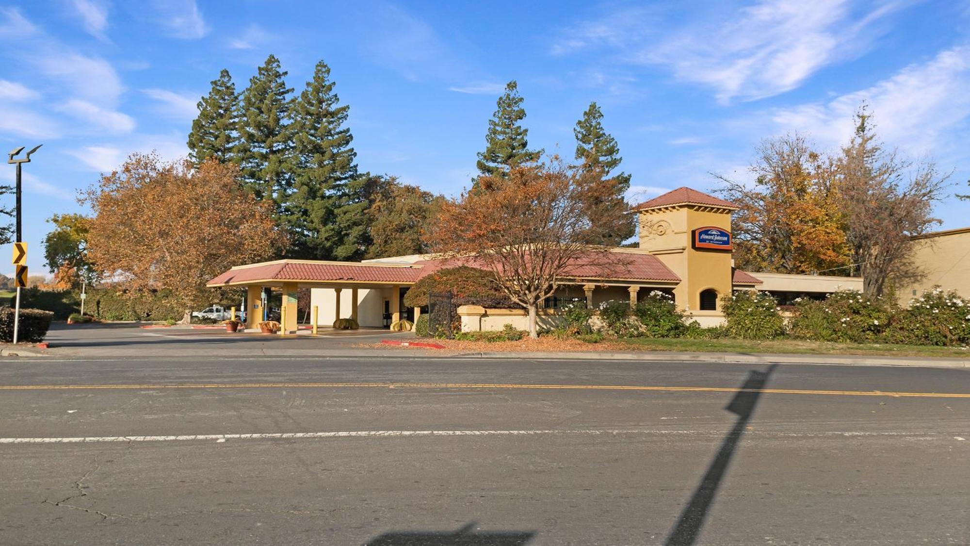 Howard Johnson By Wyndham Sacramento Downtown Экстерьер фото