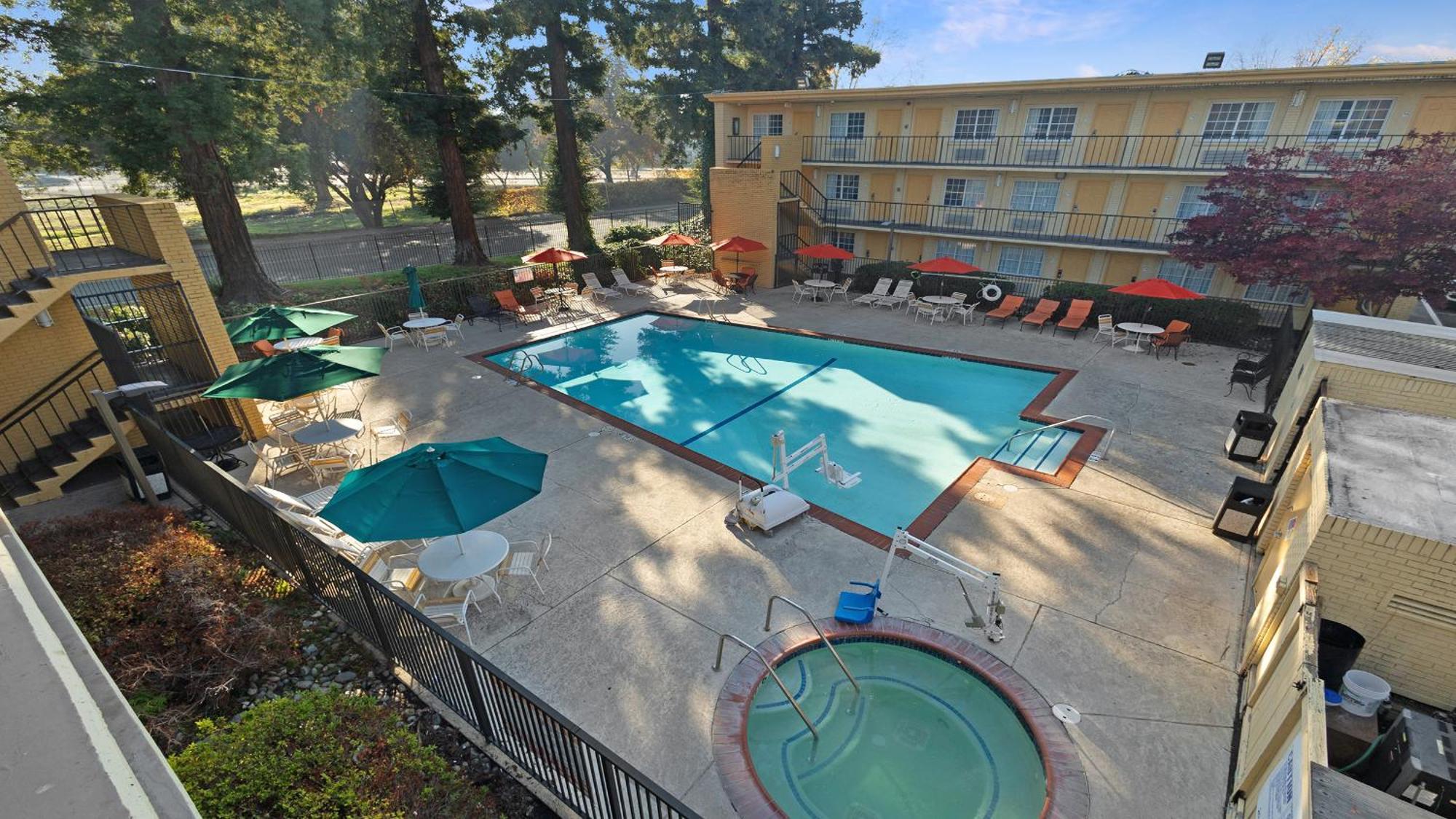 Howard Johnson By Wyndham Sacramento Downtown Экстерьер фото