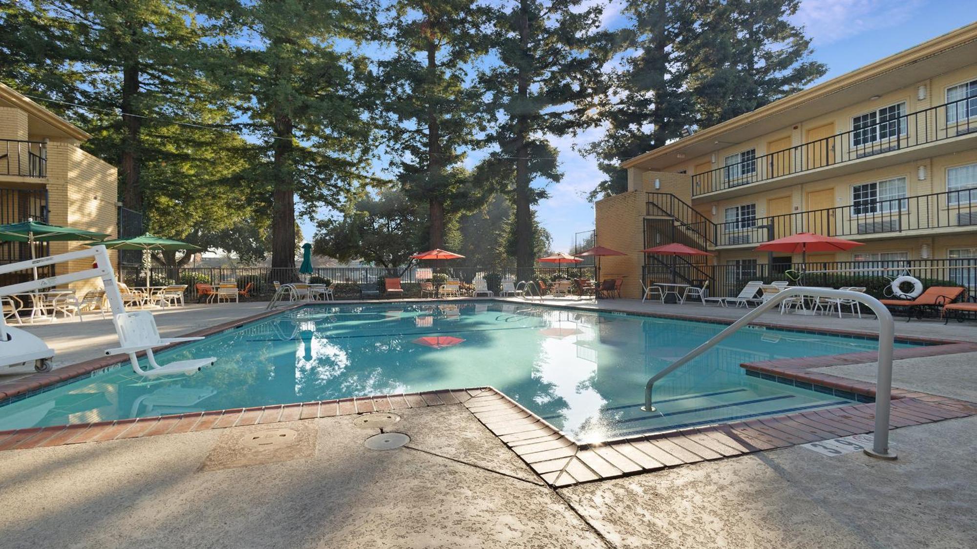 Howard Johnson By Wyndham Sacramento Downtown Экстерьер фото