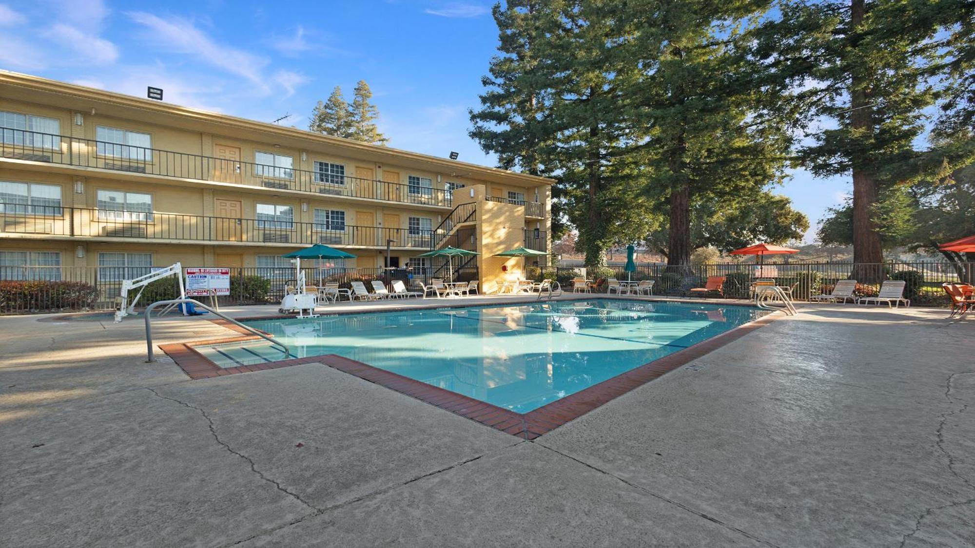 Howard Johnson By Wyndham Sacramento Downtown Экстерьер фото