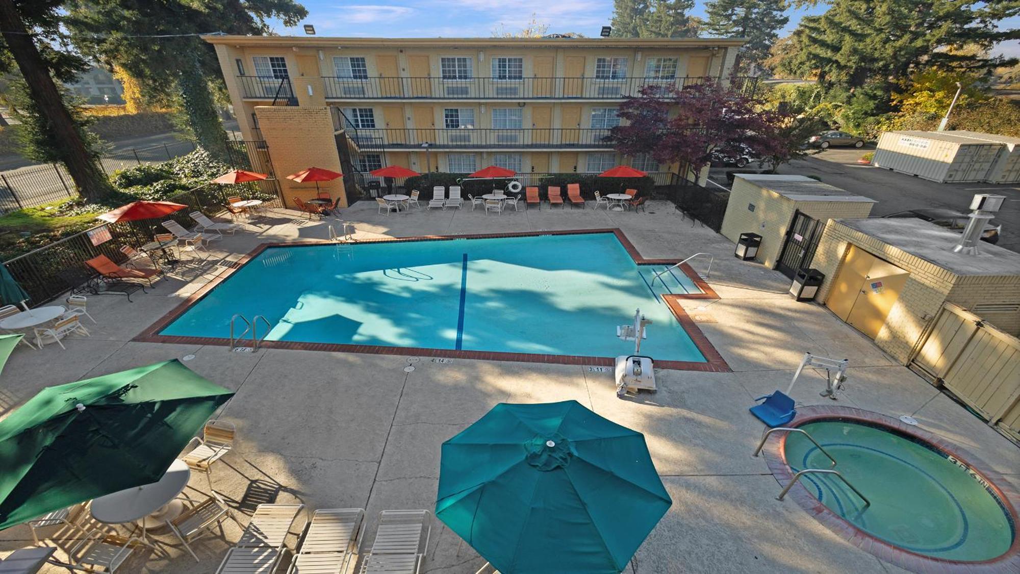 Howard Johnson By Wyndham Sacramento Downtown Экстерьер фото