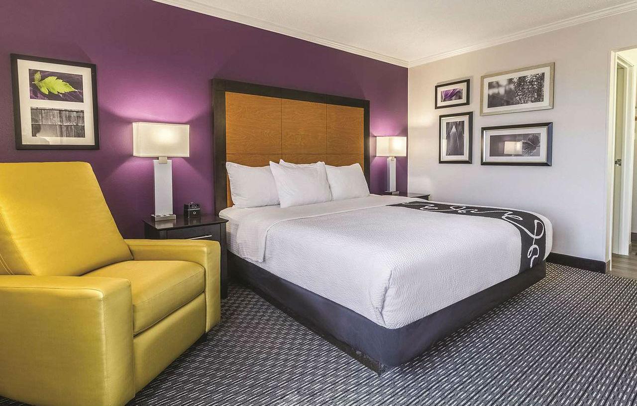 Howard Johnson By Wyndham Sacramento Downtown Экстерьер фото